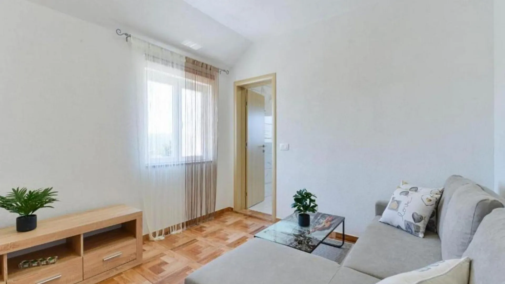 Three Bedroom Apartment With Terrace And Swimming Pool ゴルニ・カリン