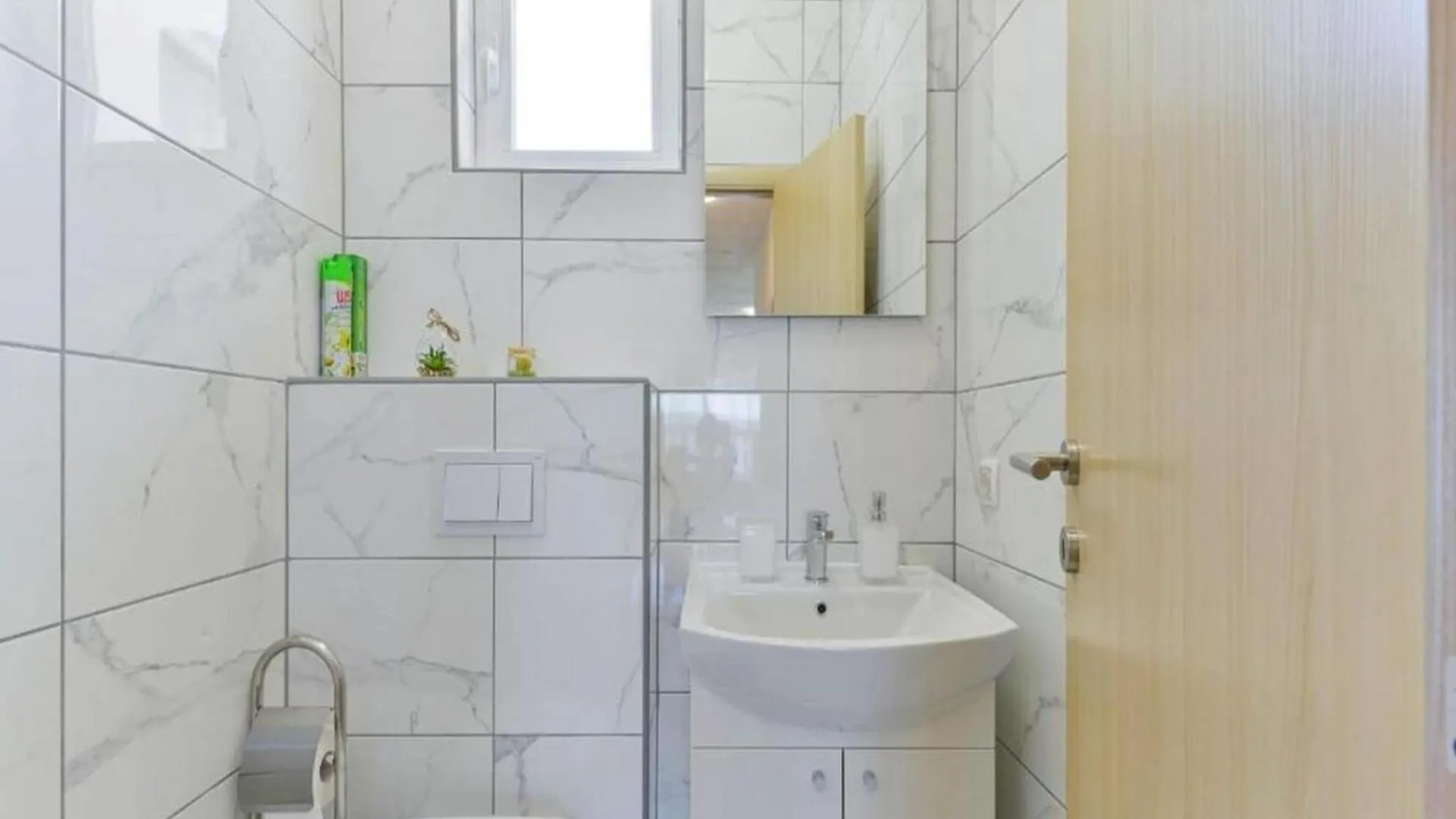 Three Bedroom Apartment With Terrace And Swimming Pool ゴルニ・カリン